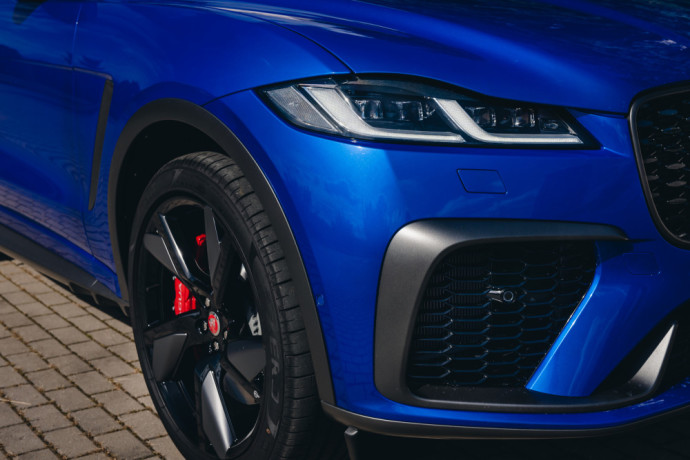 „Jaguar“ į Lietuvą atvežė ypatingą visureigį – 550 AG generuojantį „F-Pace SVR“