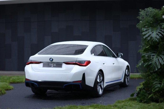 Lietuvoje – išankstinė naujos kartos elektromobilių „BMW iX“ ir „i4“ premjera