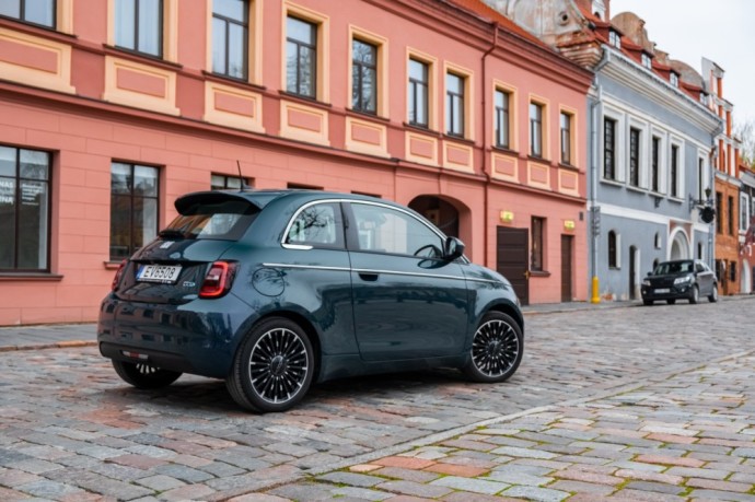 Elektrinio „Fiat 500“ testas: Dabar jo stiprioji pusė – ne tik eksterjero dizainas