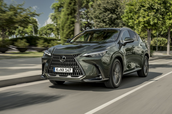 2022 m. Lietuvoje pasirodysiantis „Lexus NX“ bus siūlomas su dviejų tipų hibridinėmis jėgainėmis