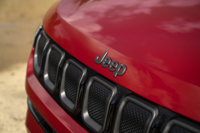 „Fiat“, „Jeep“ ir „Ram Trucks“ su „U2” Bono kyla į kovą prieš AIDS ir COVID
