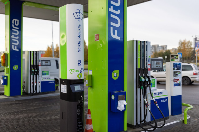 Tvari paslauga prigijo „Neste“ degalinėse: plečia automobiliams nekenkiančio stiklų ploviklio savitarnos tinklą
