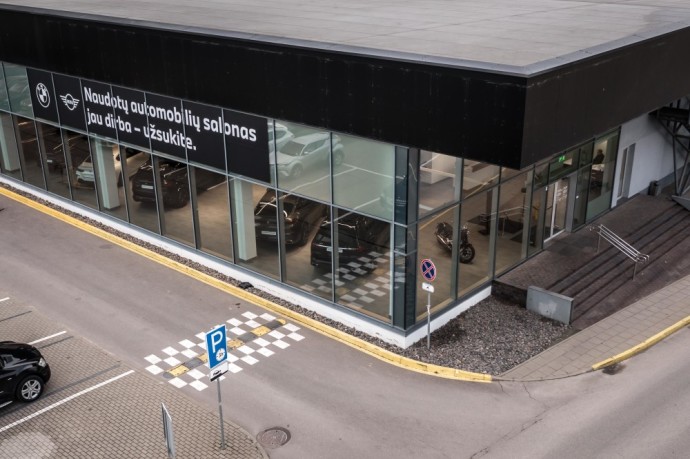 „Krasta Auto“ plečia prekybą naudotais BMW ir „Mini“ automobiliais – įrengė atskirą saloną