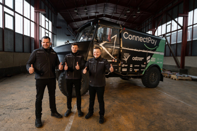 V. Paškevičius vairuos „Tatra Jamal“ sunkvežimį ir atstovaus „ConnectPay“ komandą.