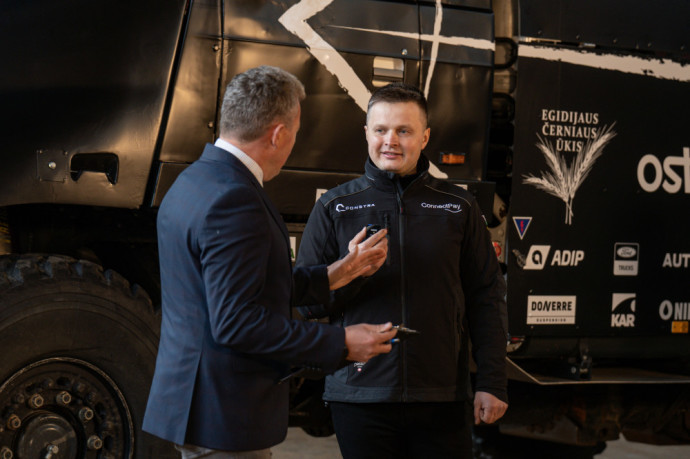 V. Paškevičius vairuos „Tatra Jamal“ sunkvežimį ir atstovaus „ConnectPay“ komandą.