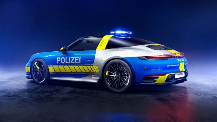 „TechArt“ meistrų patobulinta „Porsche 911“ puikiai tiktų „Kobra 11“ serialui