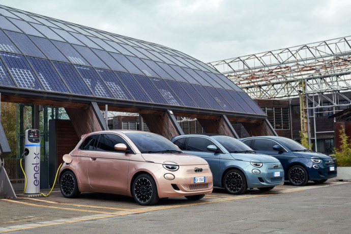 „Fiat 500e“ tapo geriausiu 2021 m. automobiliu mažų elektromobilių kategorijoje