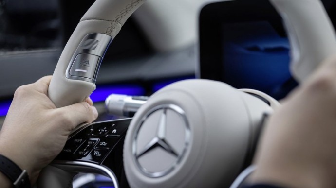 „Mercedes-Benz“ aplenkė „Tesla“: Suteiks galimybe naudotis autonominio automobilio technologijomis 
