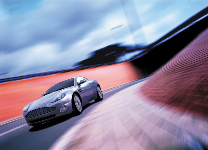 „Aston Martin V12 Vanquish“ – kai vidinis grožis svarbiausia