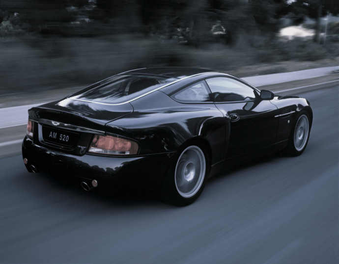 „Aston Martin V12 Vanquish“ – kai vidinis grožis svarbiausia