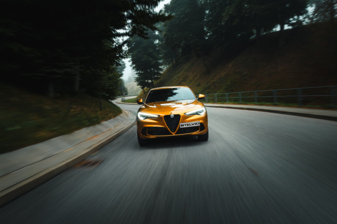 „Alfa Romeo“ kviečia automobilių entuziastus išbandyti šelmiškai greitą „Stelvio Quadrifoglio“