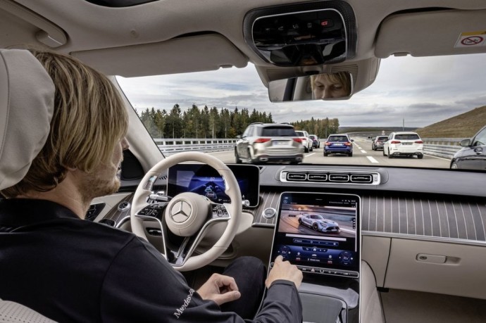 „<a href='https://www.autobilis.lt/skelbimai/naudoti-automobiliai/mercedes-benz' target='_blank' class='phrase'>Mercedes-Benz“</a> aplenkė „<a href='https://www.autobilis.lt/skelbimai/naudoti-automobiliai/tesla' target='_blank' class='phrase'>Tesla“</a>: Suteiks galimybe naudotis autonominio automobilio technologijomis 