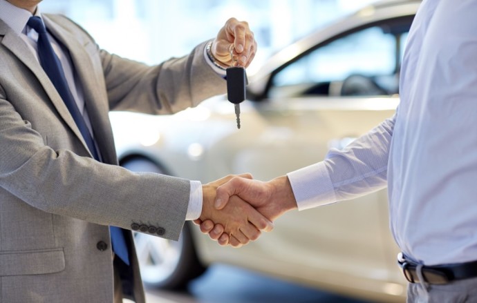Automobilio pardavimas (Shutterstock nuotrauka)