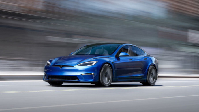 Mėlynas sportiškas elektromobilis Tesla Model S