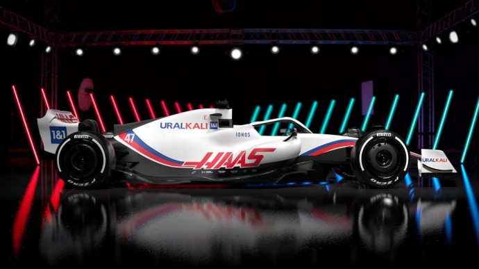 „Haas“ pademonstravo 2022 m. sezonui paruoštą bolidą