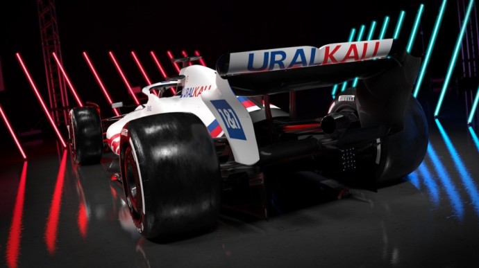 „Haas“ pademonstravo 2022 m. sezonui paruoštą bolidą