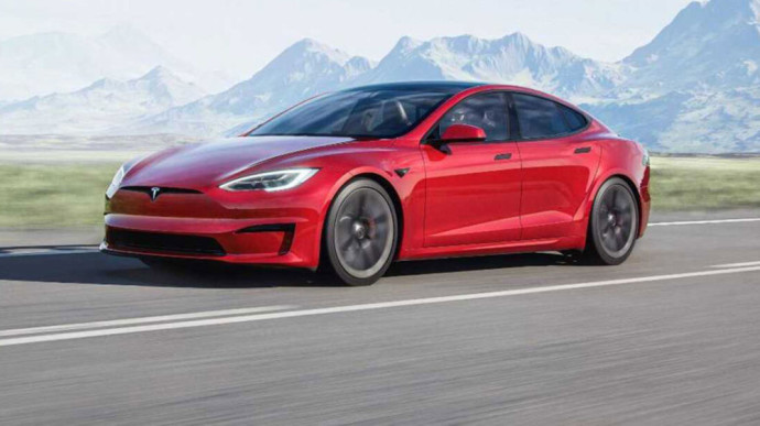 Raudonas Tesla Model S elektromobilis