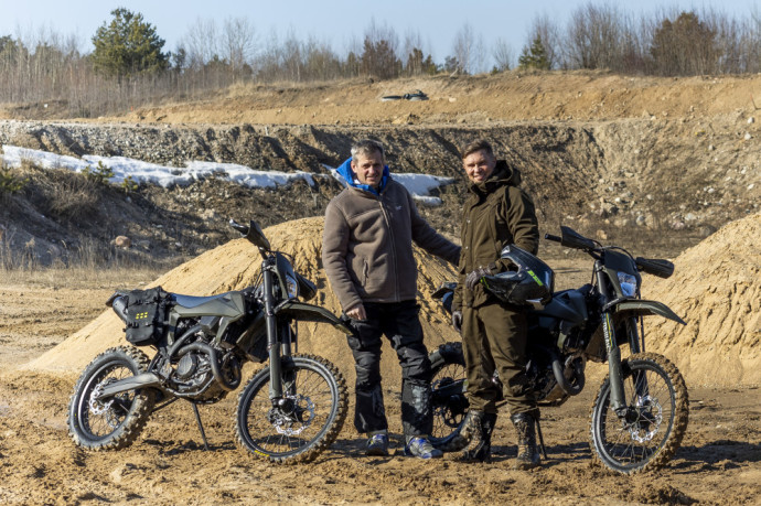 Lietuviai Ukrainos kariams siunčia motociklus