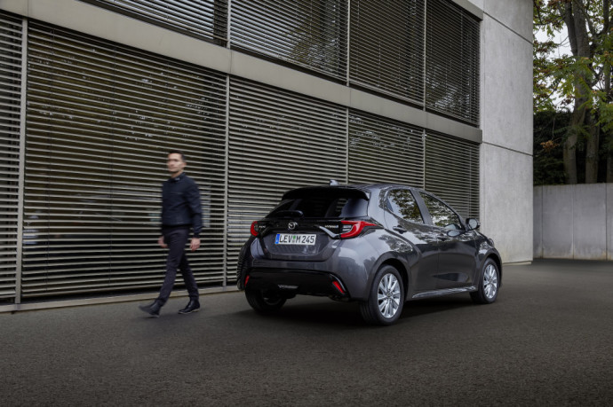 „Mazdą“ tęsia elektrifikaciją: Į Lietuvą atvyksta hibridinė „Mazda 2“