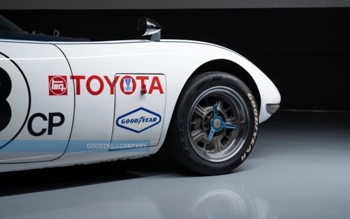 Aukcione parduotas „Toyota 2000GT“, kurį pagal savo skonį modifikavo Carrollis Shelby