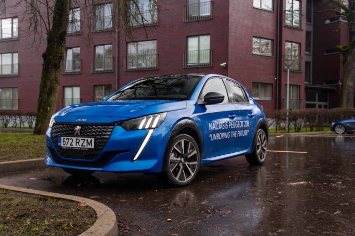Peugeot 208 GT-Line ir <a href='https://www.autobilis.lt/skelbimai/naudoti-automobiliai/renault' target='_blank' class='phrase'>Renault</a> Clio RS-Line