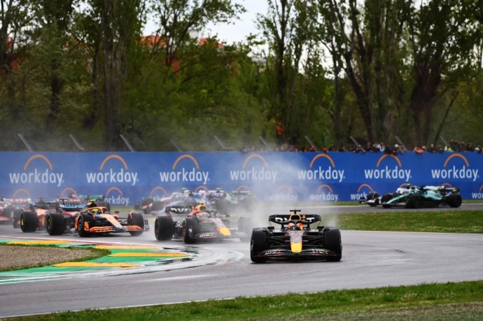 Sekmadienį vykusiose Formulės 1 varžybose – „Red Bull“ pergalė ir apmaudi „Ferrari“ klaida