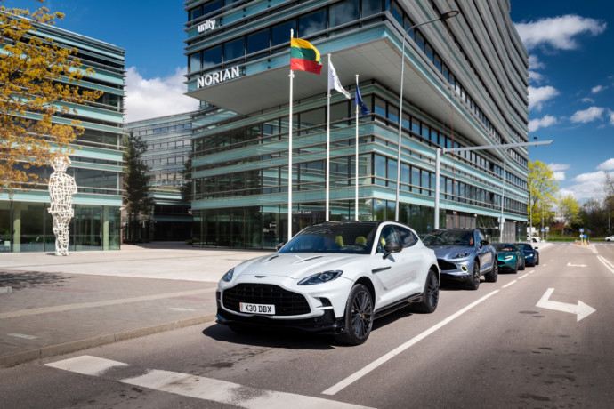 Be kelių akimirkų superautomobilis arba trumpa „Aston Martin DBX707“ degustacija