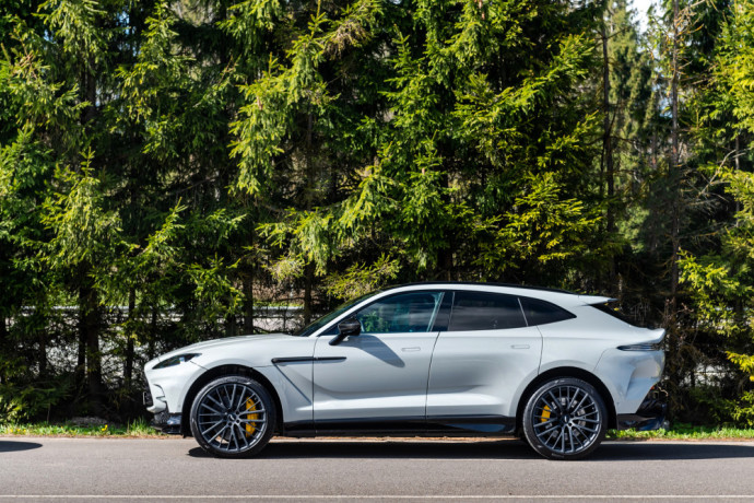 Be kelių akimirkų superautomobilis arba trumpa „Aston Martin DBX707“ degustacija