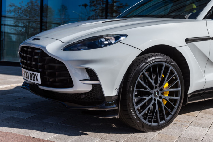 Be kelių akimirkų superautomobilis arba trumpa „Aston Martin DBX707“ degustacija