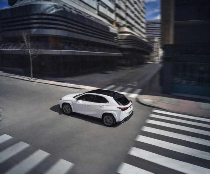 „Lexus“ atnaujino kompaktišką „UX“ visureigį