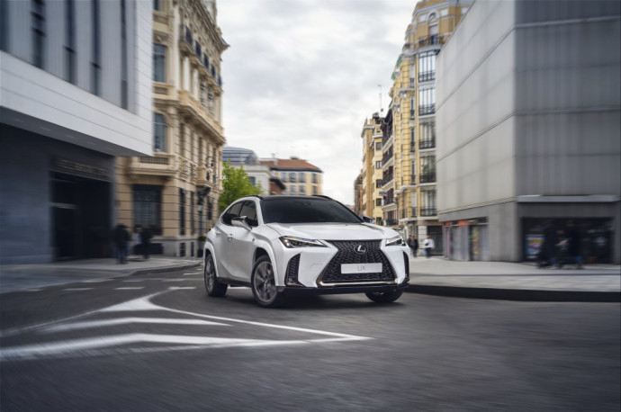„Lexus“ atnaujino kompaktišką „UX“ visureigį
