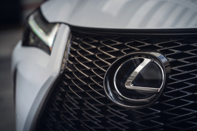 „Lexus“ atnaujino kompaktišką „UX“ visureigį