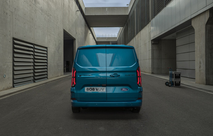 „Ford“ pristato  visiškai elektrinį „E-Transit Custom“ modelį