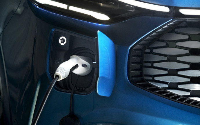 „Ford“ pristato  visiškai elektrinį „E-Transit Custom“ modelį