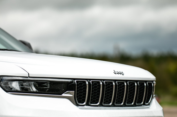 Rokas Baciuška „Nemuno žiedo“ trasoje pristatė naujos kartos „Jeep Grand Cherokee“