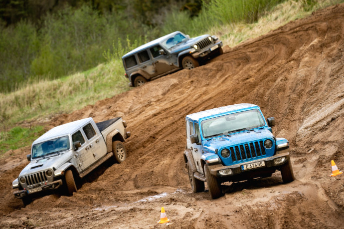 Rokas Baciuška „Nemuno žiedo“ trasoje pristatė naujos kartos „Jeep Grand Cherokee“