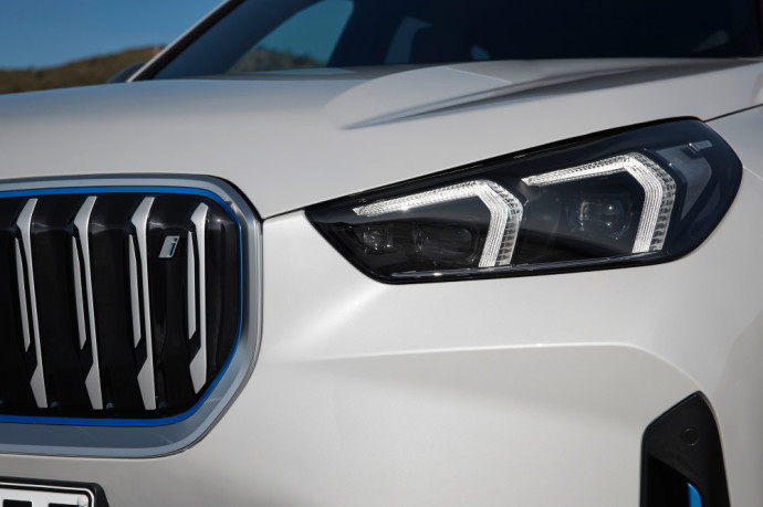 BMW modelių gamą papildys elektrinis „BMW iX1“ krosoveris 