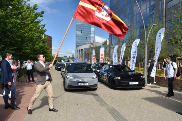 Vilniuje startavo rekordinės „Ignitis ON: Pažink Lietuvą“ elektromobilių lenktynės