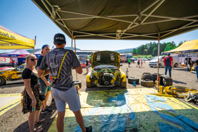 Benedikto Čirbos pasirodymą „Drift Masters“ sustabdė avarija: Žala automobiliui buvo per didelė