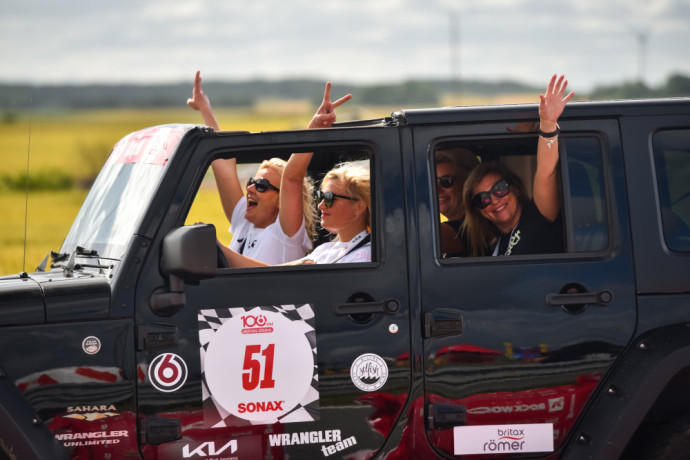 „Olybet 108 km moterų iššūkio“ dalyvės ieško tiesiausio kelio į finišą