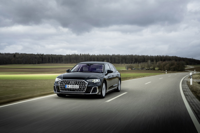 <a href='https://www.autobilis.lt/skelbimai/naudoti-automobiliai/audi' target='_blank' class='phrase'>Audi</a> A8 L 60 TFSI e quattro