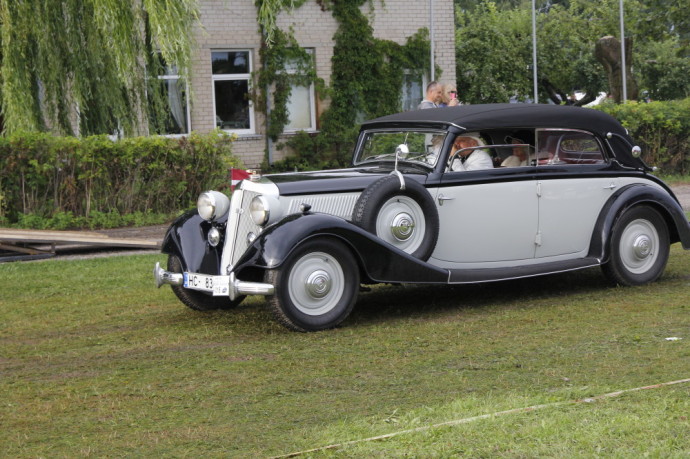 Tradicija tapusiame „Nesenstanti klasika“ – klasikinių automobilių demonstracija 