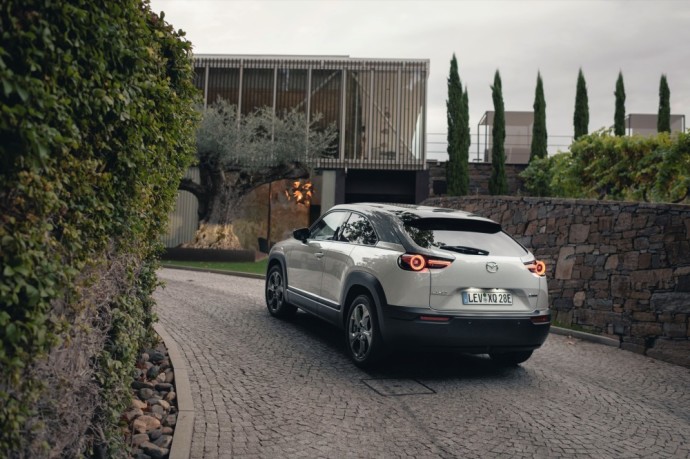 <a href='https://www.autobilis.lt/skelbimai/naudoti-automobiliai/mazda' target='_blank' class='phrase'>Mazda</a> MX-30 elektromobilis (Gamintojo nuotr.)