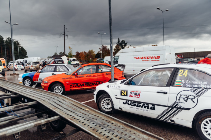 „Samsonas Rally Utena“ dalyvių automobiliai – po padidinamuoju techninių komisarų stiklu