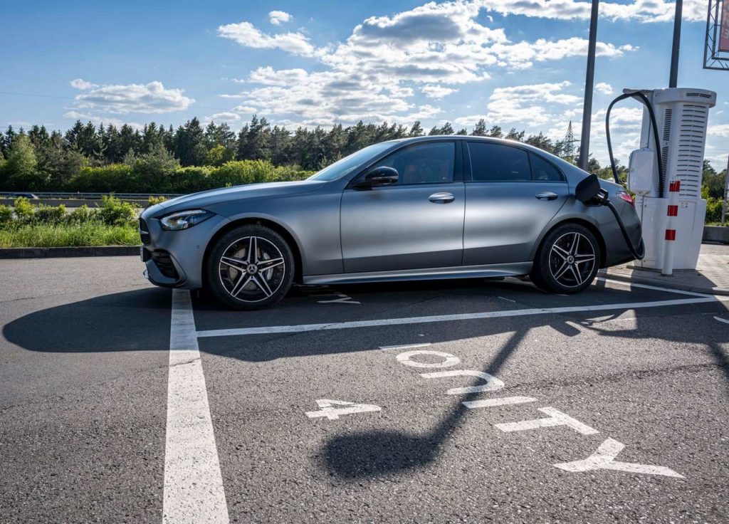 <a href='https://www.autobilis.lt/skelbimai/naudoti-automobiliai/mercedes-benz' target='_blank' class='phrase'>Mercedes-Benz</a> C 300 e AMG Line