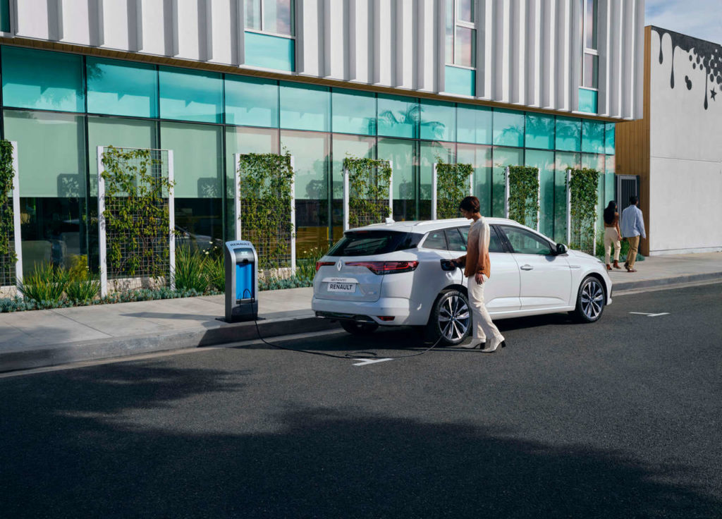 <a href='https://www.autobilis.lt/skelbimai/naudoti-automobiliai/renault' target='_blank' class='phrase'>Renault</a> Mégane E-TECH Plug-in Hybrid