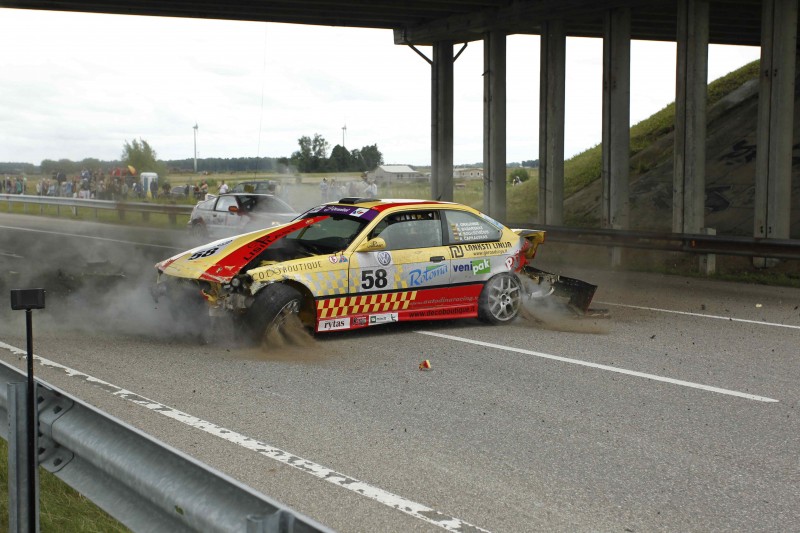 Po dviejų valandų – pirmieji nuostoliai