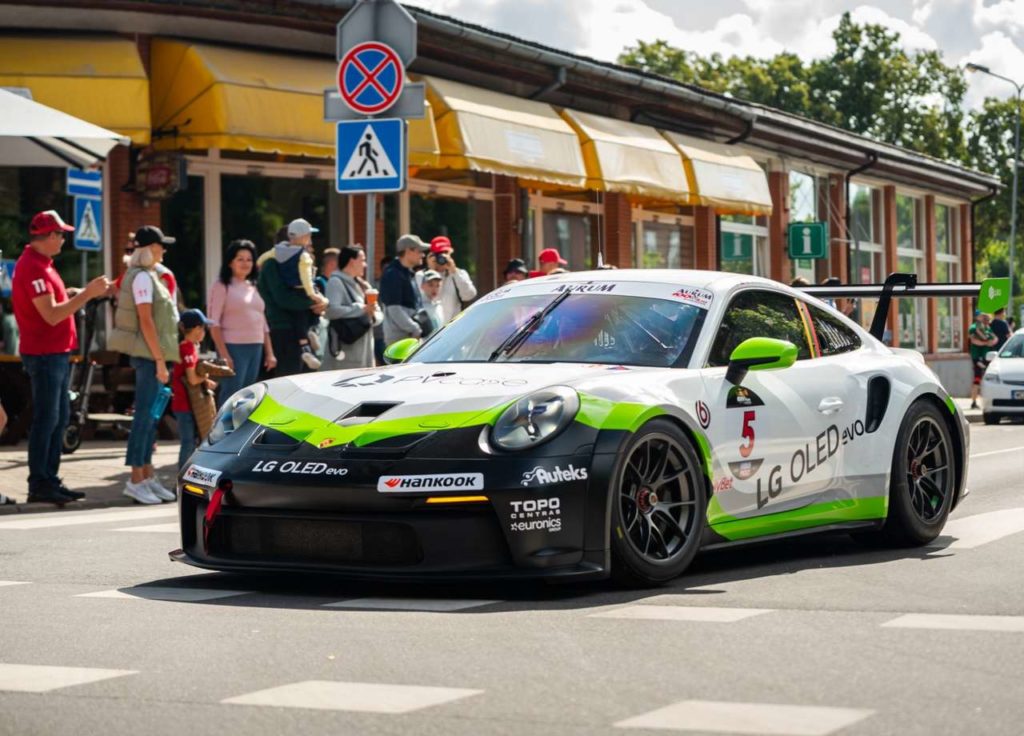 „Porsche Club by LG Oled“ komandos automobilis