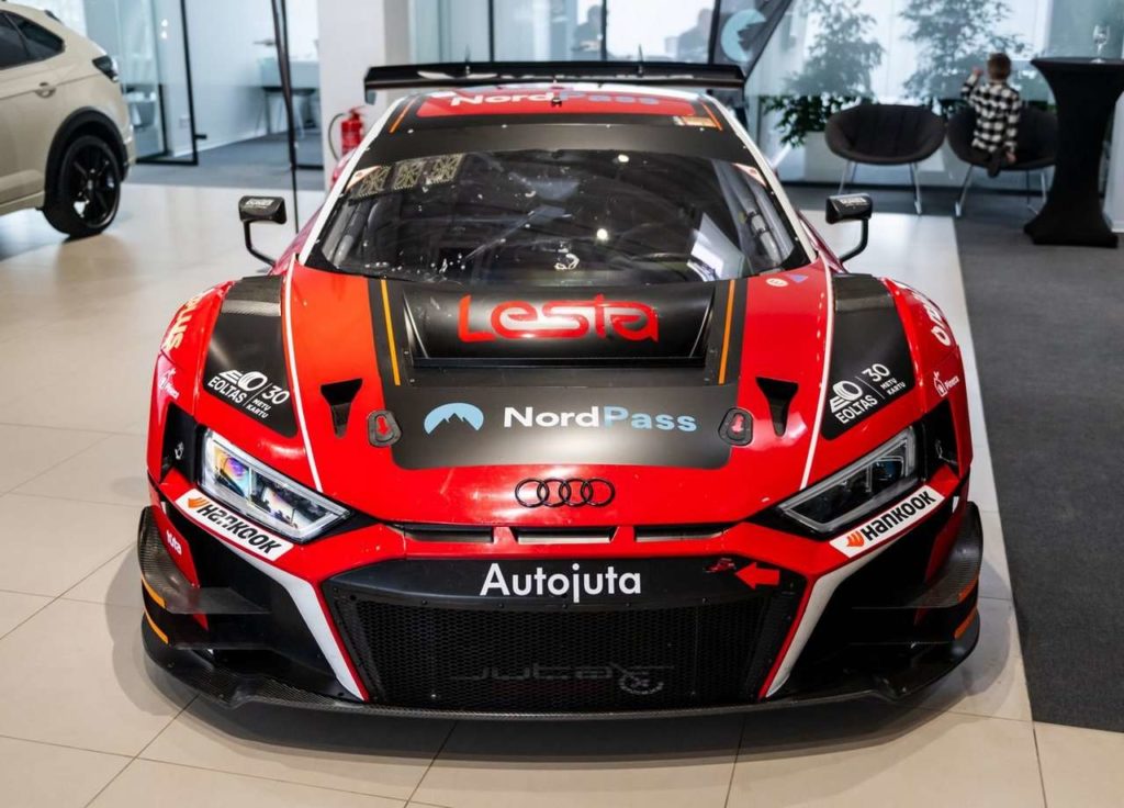 <a href='https://www.autobilis.lt/skelbimai/naudoti-automobiliai/audi' target='_blank' class='phrase'>Audi</a> R8 LMS EVO 2