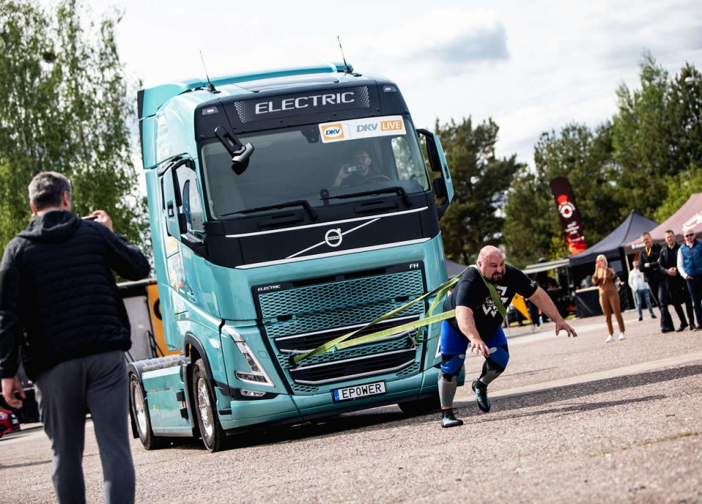 Vidas Blekaitis tempia elektrinį Volvo vilkiką